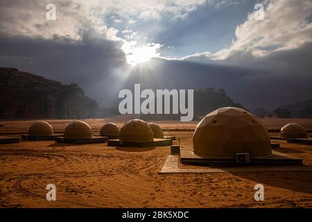 Sonnenaufgang über den Marsatuppen des Wüstenlagers im Wadi Rum, Jordanien Stockfoto