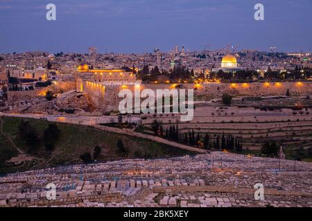 Dämmerung Ansicht von Jerusalem und Tempelberg vom Ölberg, Israel Stockfoto