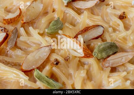Vermicelli Dessert, beliebte süße Gericht wissen, ein kheer mit Milch gemacht und garnieren mit trockenen Früchten. Nahaufnahme. Draufsicht. Stockfoto