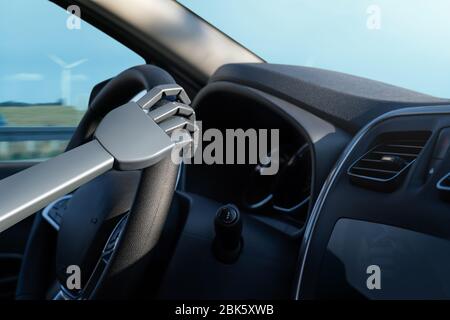 Roboterarm an einem Lenkrad. Künstliche Intelligenz treibt ein Auto. Autonomes Fahrzeugkonzept. Stockfoto