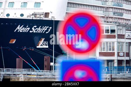 Cuxhaven, Deutschland. Mai 2020. Das Kreuzfahrtschiff "Mein Schiff 3" der Reederei TUI Cruises liegt an einem Kai im Hafen. Eine Person an Bord des Schiffes hat positiv auf das Corona-Virus getestet. Das Schiff wurde unter Quarantäne gestellt, der Bezirk Cuxhaven und die Reederei gaben am Freitagabend bekannt. Kredit: Hauke-Christian Dittrich/dpa/Alamy Live News Stockfoto