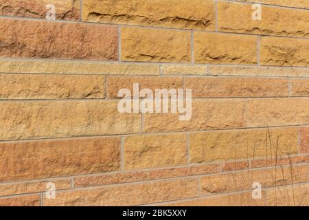 Hellbraune Farbe modernen Kalkstein Ziegelwand Textur Hintergrund Stockfoto