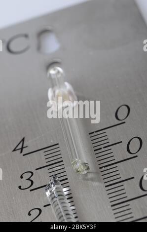 Gebrochenes Metallthermometer, Details des Glases und Graduierungen Grad Stockfoto