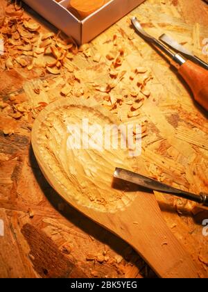 Holzbearbeitung vintage tools Meißel mit Holz shawings auf retro Workbench. Stockfoto