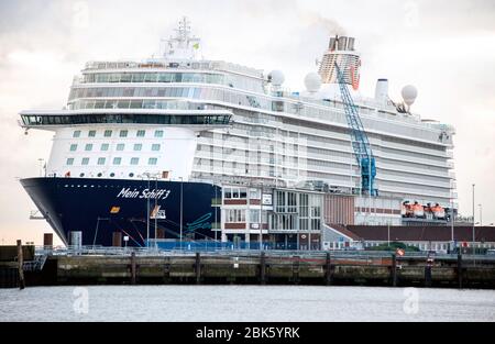 Cuxhaven, Deutschland. Mai 2020. Das Kreuzfahrtschiff "Mein Schiff 3" der Reederei TUI Cruises liegt an einem Kai im Hafen. Eine Person an Bord des Schiffes hat positiv auf das Corona-Virus getestet. Das Schiff wurde unter Quarantäne gestellt, der Bezirk Cuxhaven und die Reederei gaben am Freitagabend bekannt. Kredit: Hauke-Christian Dittrich/dpa/Alamy Live News Stockfoto