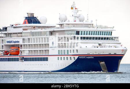 Cuxhaven, Deutschland. Mai 2020. Das Kreuzfahrtschiff "Hanseatic Inspiration" der Reederei Hapag-Lloyd Cruises wird am frühen Morgen in die Elbe einreisen. Das Schiff, das im Oktober 2019 in Dienst gestellt wird, wird von der Reederei für Expeditionsfahrten genutzt. Kredit: Hauke-Christian Dittrich/dpa/Alamy Live News Stockfoto