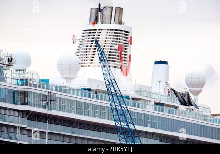 Cuxhaven, Deutschland. Mai 2020. Das Kreuzfahrtschiff "Mein Schiff 3" der Reederei TUI Cruises liegt an einem Kai im Hafen. Eine Person an Bord des Schiffes hat positiv auf das Corona-Virus getestet. Das Schiff wurde unter Quarantäne gestellt, der Bezirk Cuxhaven und die Reederei gaben am Freitagabend bekannt. Kredit: Hauke-Christian Dittrich/dpa/Alamy Live News Stockfoto