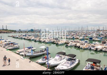 Alcudia, Balearen/Spanien; Mai/19/2018; Gesamtansicht der Bootsanlegestelle im Hafen von Alcudia mit Wanderern Stockfoto