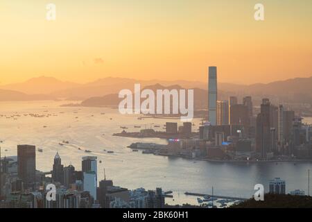 Skyline von Kowloon bei Sonnenuntergang, Hongkong Stockfoto