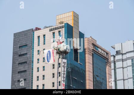 Seoul, Südkorea. Mai 2020. Kim Yong-hee inszenierte einen Protest gegen Samsung an der Spitze eines 25 Meter hohen Verkehrskameratürms, der 327 Tage lang die verkehrsreichste Kreuzung mit Flaggen überblickte. Der 60-Jährige steht seit dem 10. Juni 2019 auf dem Turm. Quelle: SOPA Images Limited/Alamy Live News Stockfoto