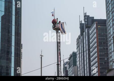 Seoul, Südkorea. Mai 2020. Kim Yong-hee inszenierte einen Protest gegen Samsung an der Spitze eines 25 Meter hohen Verkehrskameratürms, der 327 Tage lang die verkehrsreichste Kreuzung mit Flaggen überblickte. Der 60-Jährige steht seit dem 10. Juni 2019 auf dem Turm. Quelle: SOPA Images Limited/Alamy Live News Stockfoto
