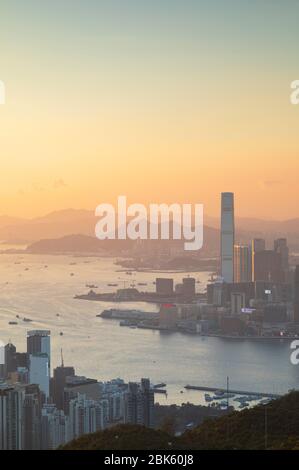 Skyline von Kowloon bei Sonnenuntergang, Hongkong Stockfoto