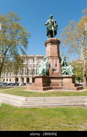 Budapest, Ungarn - 20. APRIL 2020: Statue von Istvan Szechenyi, einem ungarischen Politiker, politischen Theoretiker und Schriftsteller im Gebäude der Hungaria Stockfoto