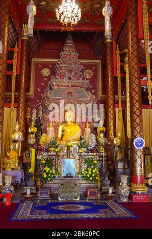 Chiang Mai, Thailand - 7. Januar 2013: Das Innere des Wat Chiang man ist ein buddhistischer Tempel in der Altstadt von Chiang Mai. Stockfoto