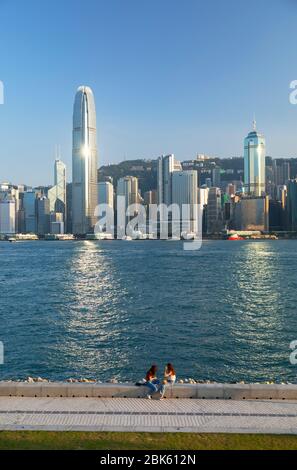 Skyline von Hong Kong Island vom West Kowloon Art Park, Kowloon, Hong Kong Stockfoto