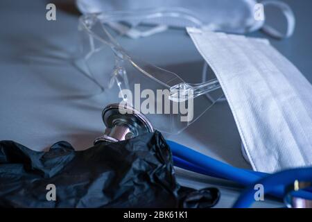 Medizinische Schutzmaske & Brille mit Handschuhen & Stethoskop, Schutz vor Covid 19, Gesundheitswesen. Stockfoto