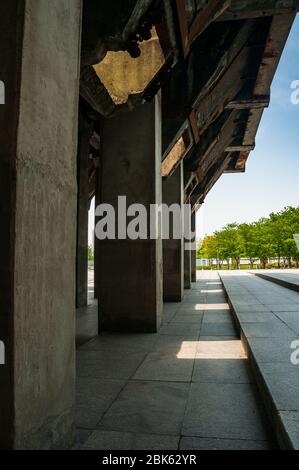 Erhaltene Brücke aus den 1950er Jahren zum Verladen von Kohle-Lastwagen umgeben von der industriellen Chic-Architektur des Long Museum West Bund, Shanghai, China. Stockfoto