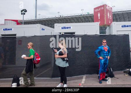 England Cricket Fan gekleidet wie Superman wartet vor der Toilette während eines England gegen Pakistan Test Match auf Old Trafford Cricket Ground, Lancashire. Stockfoto