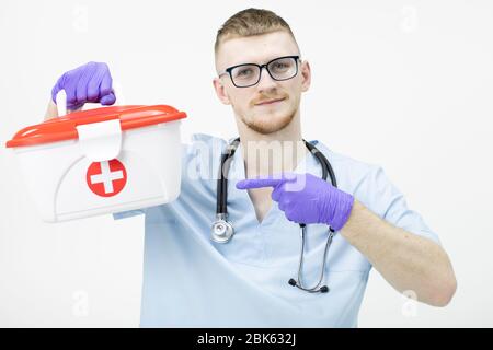 Junge Sanitäter tragen Brille hält lebensrettende Kit, Zeigefinger Stockfoto