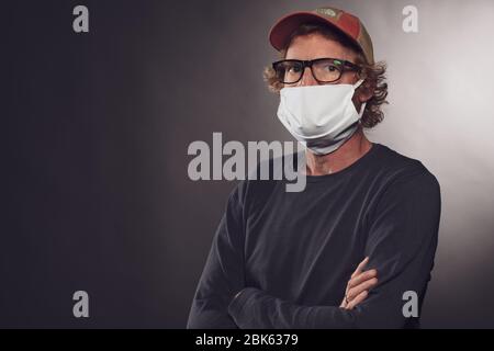 Junger Mann mit Gesichtsmaske Stockfoto
