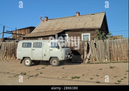 Typischer russischer Tourbus - Terrain van UAZ 4x4, steht vor dem Dorfhaus auf der Insel Olchon. Stockfoto