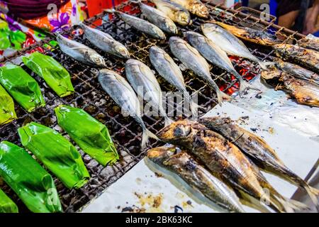 Grillen Sie Fisch auf dem Kochtelofen für Lebensmittel auf dem Straßenmarkt in Asien. Pranburi, Thailand - April 1,2020 Stockfoto
