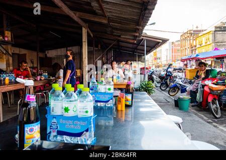 Die Thailänder frühstücken in einem lokalen Straßenrestaurant. Prachuabkirikhan, Thailand - 3. April 2020 Stockfoto