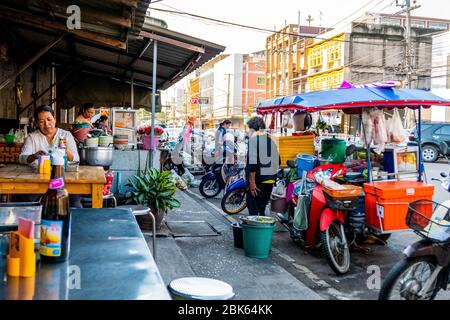 Die Thailänder frühstücken in einem lokalen Straßenrestaurant. Prachuabkirikhan, Thailand - 3. April 2020 Stockfoto