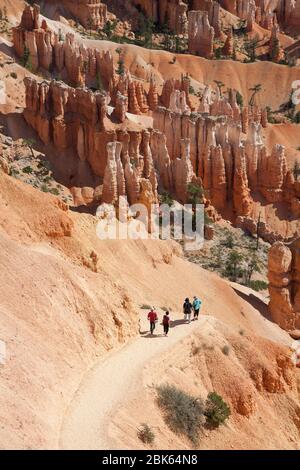 Bryce Canyon Nationalpark, Utah - 2. September 2019: Wanderer auf dem Navajo Loop Trail mit einigen Hoodoos im Hintergrund, Bryce Canyon Nationalpark, Stockfoto