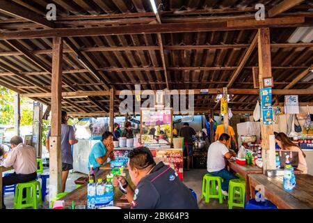 Die Thailänder frühstücken in einem lokalen Straßenrestaurant. Prachuabkirikhan, Thailand - 3. April 2020 Stockfoto