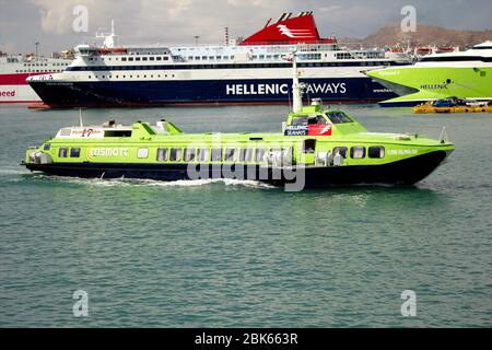 Landschaftlich reizvoll am Hafen von Piräus, Griechenland, mit Fähren und fliegender Katze im Hintergrund, September 23 2015. Stockfoto