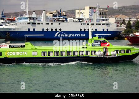 Landschaftlich reizvoll am Hafen von Piräus, Griechenland, mit Fähren und fliegender Katze im Hintergrund, September 23 2015. Stockfoto