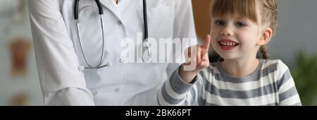 Arzt und Mädchen im Klinikum Stockfoto