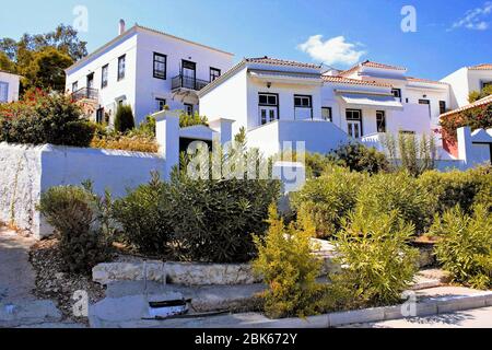 Griechenland, Spetses Insel, Saronischer Golf, traditionelle Häuser im alten Hafen. Stockfoto