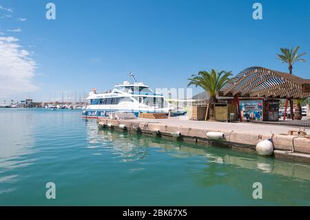 Alcudia, Balearen/Spanien; Mai/19/2018: Gesamtansicht des Hafenhafens von Alcudia. Touristenboot im Hafen festgemacht Stockfoto