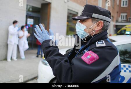 30. April 2020, Spanien, Madrid: Die nationale Polizei klatscht wie jeden Tag um 20 Uhr vor dem öffentlichen Krankenhaus San Carlos in Madrid, um die Sanitäter im Kampf gegen Covid-19 zu ehren. Foto: Cesar Luis de Luca/dpa Stockfoto