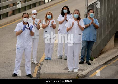 30. April 2020, Spanien, Madrid: Die Sanitäter des Krankenhauses San Carlos steigen während der Pandemie Covid-19 wie jeden Tag um 20 Uhr aus, um die Menschen und Polizisten zu ehren. Foto: Cesar Luis de Luca/dpa Stockfoto