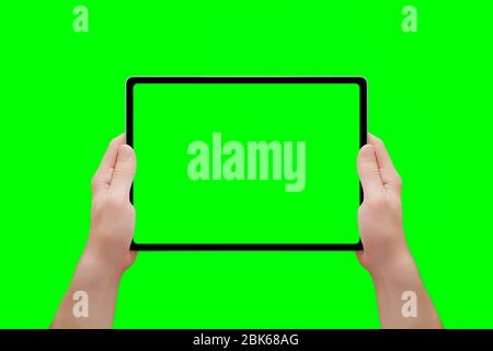 Tablet Mockup in Mann Hände isoliert in Chroma-Schlüssel grün. Position vorn. Nahaufnahme Stockfoto