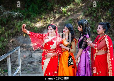 Kathmandu,Nepal - Januar 29,2020 : wunderschöne nepalesische Braut, die mit ihren Freunden Selfie in einer Hochzeitszeremonie nimmt. Hindu Trauung, Schöne Hin Stockfoto
