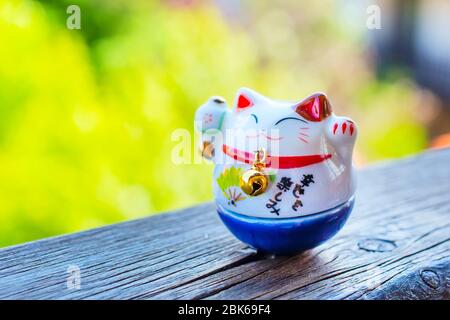 Maneki Neko Lucky Cat in blauer Farbe für Studium und Karriere Nahaufnahme, Kopierraum Stockfoto