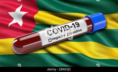 Flagge von Togo winkend im Wind mit einem positiven Covid-19 Blutprobe Rohr. Stockfoto