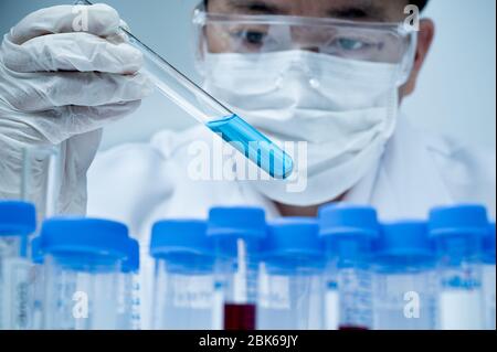 Asiatischer männlicher Forscher, der im Labor arbeitet. Stockfoto