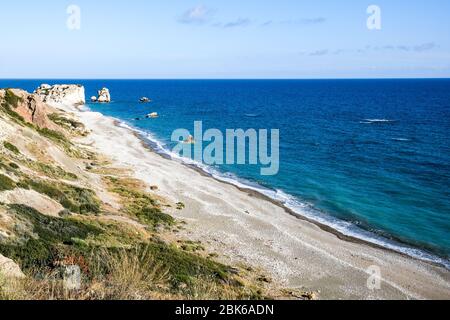 Küstengebiet der berühmten Attraktion des Felsens von Aphrodite, Petra tou Romiou in Paphos Bezirk in Zypern Stockfoto