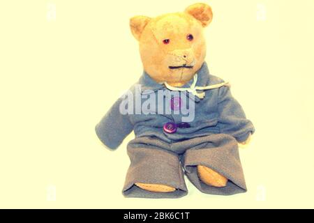 Vintage Teddybär isoliert auf weiß Stockfoto