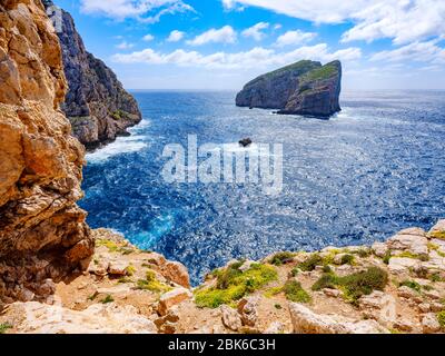 Blick von den felsigen Klippen von Capo Caccia auf die Insel Foradada mit blauem Himmel. Alghero, Sardinien, Italien Stockfoto