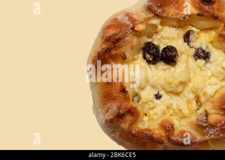 Frische hausgemachte offene Hacksteaks mit Quark (traditionelle russische Gebäck vatruschka, runde Brötchen, Quark Torte) auf Leinenserviette, weißer Hintergrund, selec Stockfoto