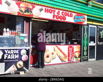 Fast Food Kiosk in der Nebensaison, The Pier, Skegness Stockfoto