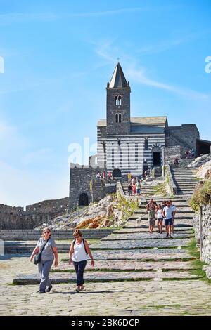 Portovenere, Italien - 19 September 2018: Touristen besuchen Sie die berühmte Kirche in der Cinque Terre in Ligurien Stockfoto