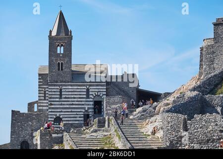 Portovenere, Italien - 19 September 2018: Touristen besuchen Sie die berühmte Kirche in der Cinque Terre in Ligurien Stockfoto