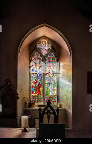 Die Fenster in der St. Marys Kirche reepham norfolk sind mit Glasflecken versehen Stockfoto